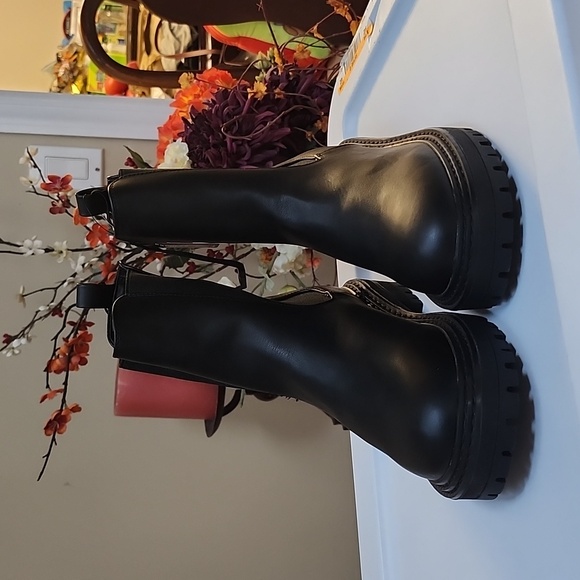Express Shoes - Express Gore Lug Sole Ankle Boots